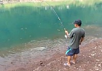 《垂釣對象魚視頻》水庫海竿垂釣草魚視頻