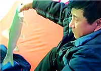 《垂釣對象魚視頻》 釣魚高手冰釣大草魚