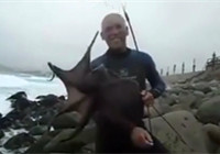 《釣友原創釣魚視頻》 男子手握刺桿釣章魚
