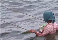 《釣友原創釣魚視頻》 姑娘們下水雙竿爭釣怪魚