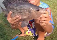 《釣友原創釣魚視頻》 小兄弟塑料魚竿釣獲大羅飛魚