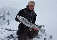 《釣友原創釣魚視頻》 男孩手繩冰釣獲大鱒魚
