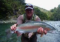 《釣友原創釣魚視頻》 男子溪流作釣鱒魚連竿