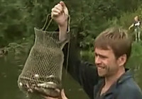 《釣友原創釣魚視頻》 帥哥赤手水草里摸魚