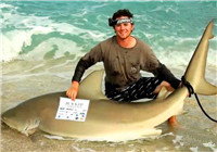 《海釣視頻》外國美女釣起200斤鯊魚 這溜魚技術絕了