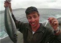 《海釣視頻》 國外釣友用勺子叉子海釣大魚