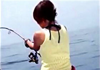 《海釣視頻》 美女海釣擒獲超大金槍魚