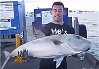 《海釣視頻》 海釣牛人徒手釣大魚