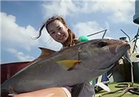《海釣視頻》 美女海釣擒巨物
