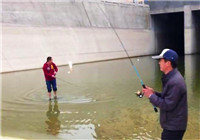 《路亞釣魚視頻》 男子江邊涵洞下路亞釣鯰魚