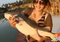 《路亞釣魚視頻》美女斬獲巨物