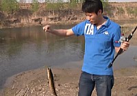 《路亞釣魚視頻》早春窯坑戲黑魚