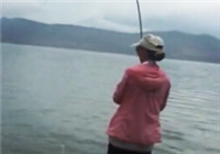《路亞釣魚視頻》 美女水庫玩路亞遛魚