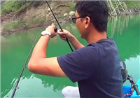 《路亞釣魚視頻》 男子乘船探釣連竿上黑魚