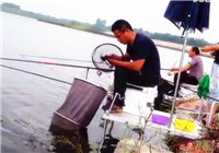 《水庫釣魚視頻》 釣友定遠水庫狂拔鳊花魚