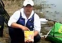 《配制魚餌視頻》釣魚王野釣鯽魚餌料配制