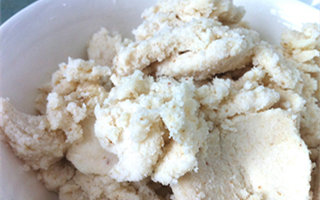 巧用豆渣自制誘釣餌的方法