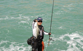 初春海釣路亞底棲鱸魚的四個技巧