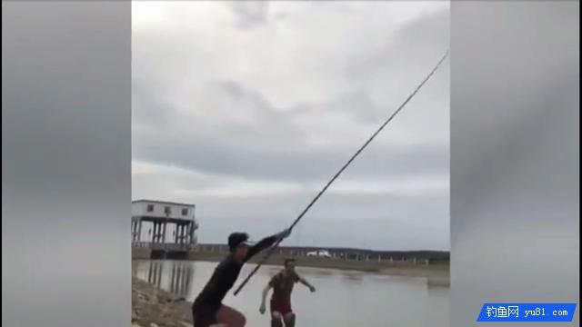 獨腳哥釣魚，被魚給拖著倒在地上，依舊要把魚釣上來