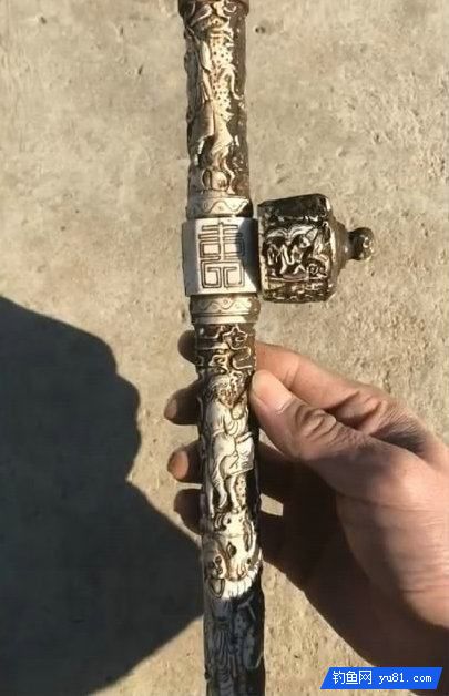  男子老河天橋下釣魚，意外釣起清朝時期古物