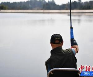 成都男子因意外失去雙臂雙腿 18年后成釣魚達人