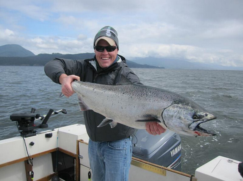 錢塘江支流釣魚人意外釣起1.5米長大型魚