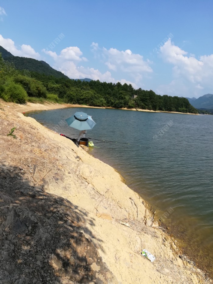 釣鯉魚深秋餌料好用嗎_深秋釣鯉魚餌料配方_深秋釣鯉魚用什么餌料最好