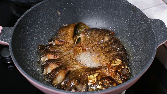 怎樣做煎鯽魚_家常鯽魚怎么煎_家常煎鯽魚的做法