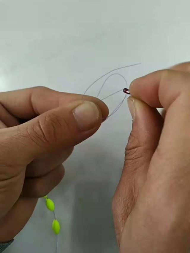 綁魚鉤環的方法圖解_帶環魚鉤的綁法圖解_魚鉤上環綁線法