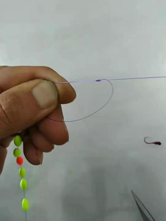 綁魚鉤環的方法圖解_帶環魚鉤的綁法圖解_魚鉤上環綁線法