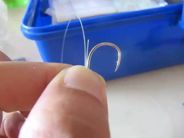 怎樣綁魚鉤線_怎么綁魚鉤線_綁魚鉤線頭在內還是在外