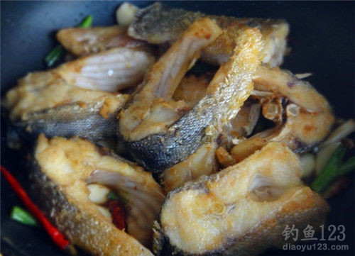 江鰱和鰱魚的區別，你喜歡吃哪種魚？