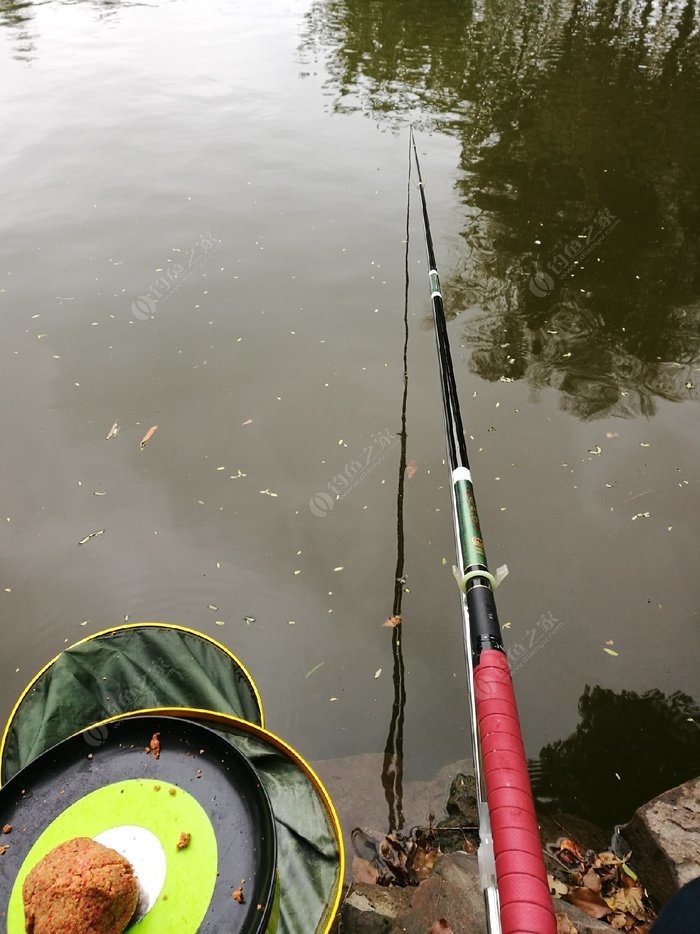 陰天釣魚_釣魚陰天看不清漂用什么眼鏡_釣魚陰天釣深還是釣淺