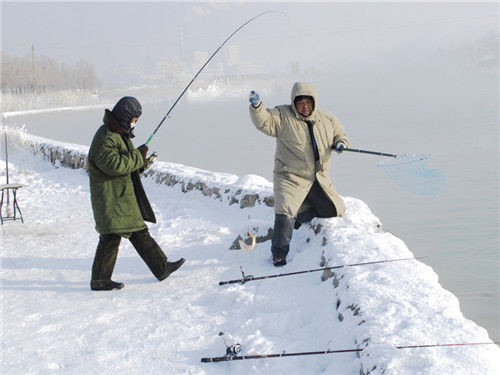 冬季怎么用海竿釣魚_釣魚冬季技巧海竿圖解_冬季海竿釣魚技巧