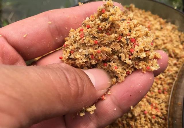 釣鯽魚窩子料怎么配_鯽魚窩料配法_鯽魚窩料配方