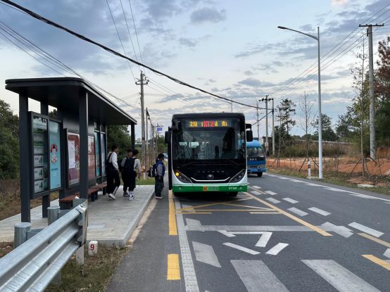 石壁水庫 1958年開始造了一條通到腳村的汽車公路