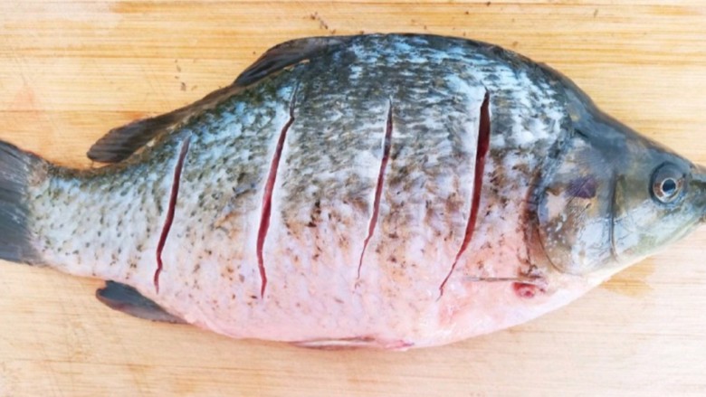 鯽魚做湯可以加什么最有營養_喝鯽魚湯放什么材料_鯽魚湯怎么做好喝又營養