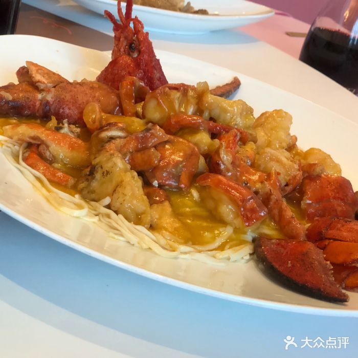 蝦農補蝦籠從海中補撈上岸并非垂懸