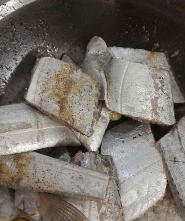 帶魚的家常做法家常燜帶魚怎么挑選新鮮的外表?