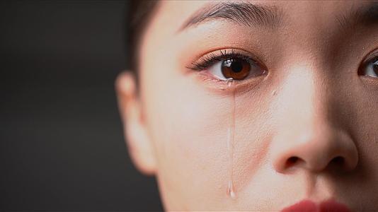 鱷魚流眼淚的原因是什么_鱷魚的眼淚_鱷魚眼淚比喻成什么