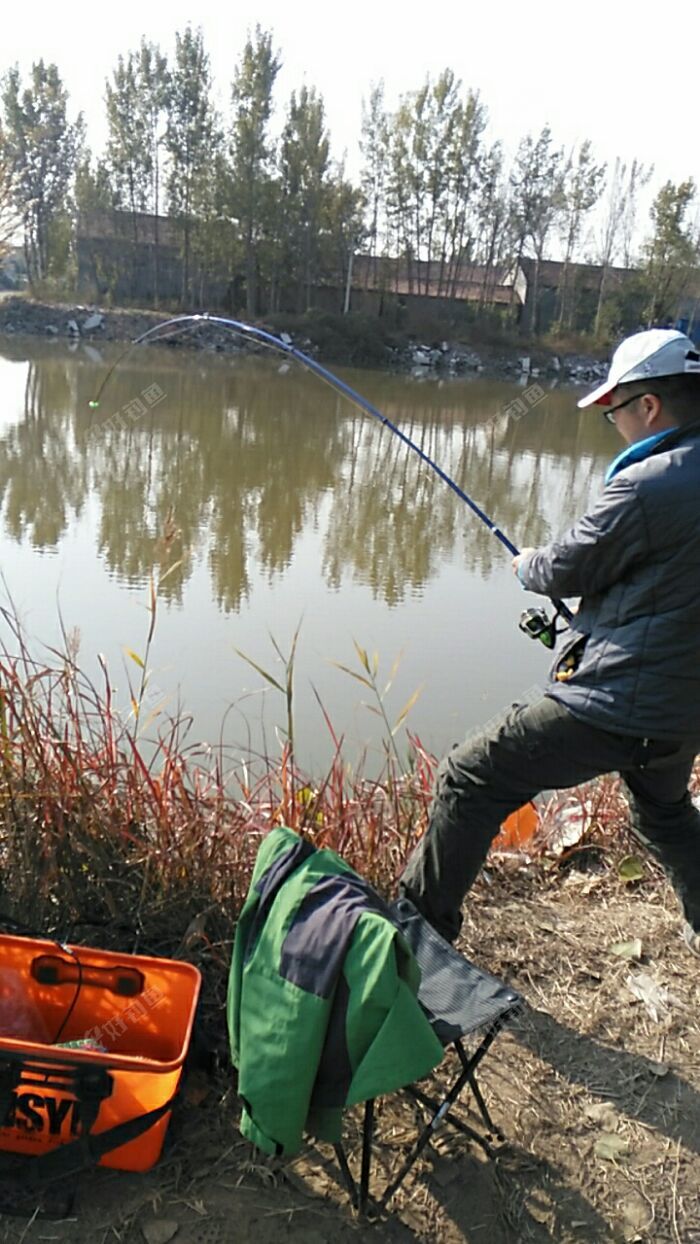 深秋釣魚技巧_深秋怎樣釣魚_釣魚深秋技巧視頻