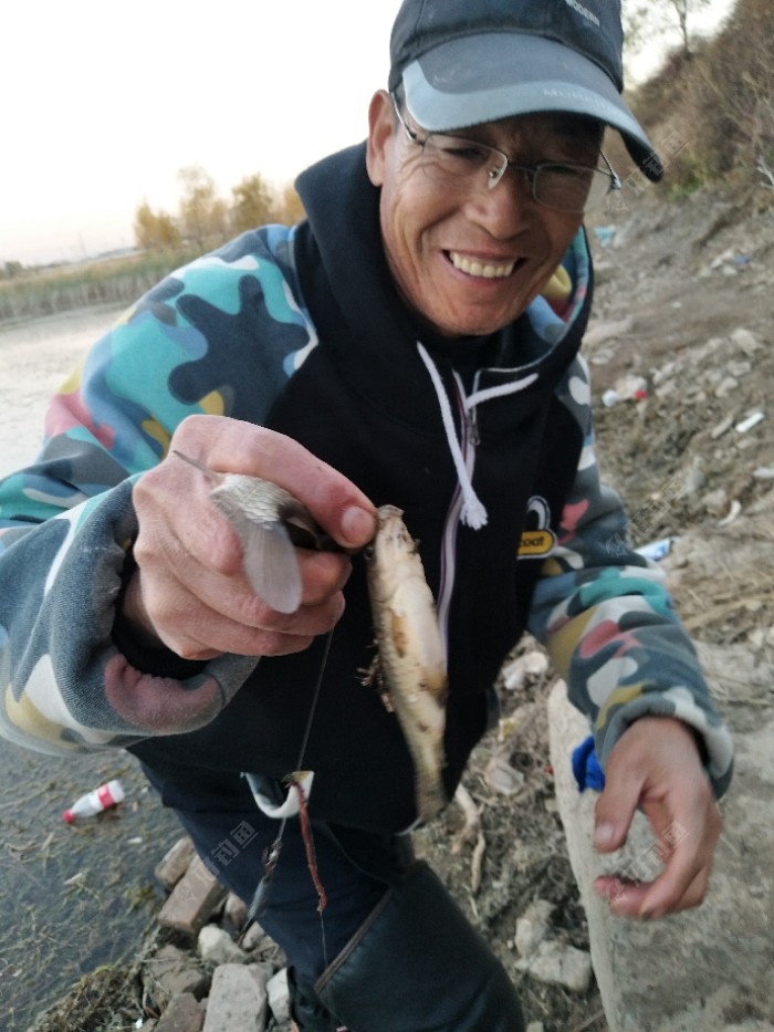 野河中釣上“水老虎”，大爺還一個勁兒地夸他……