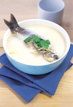 鯽魚湯的做法_鯽魚湯的功效與作用_鯽魚湯