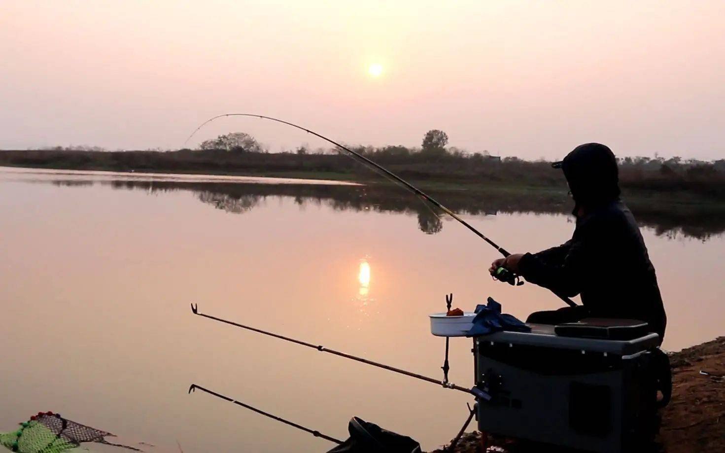 秋季釣魚_釣魚秋季用什么魚餌最好_釣魚秋季釣魚選什么位置