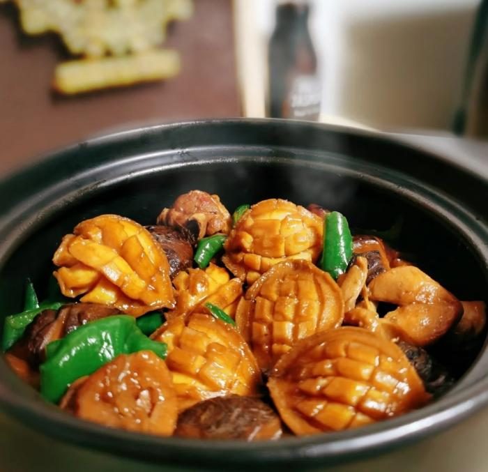 鮑魚要怎么做成菜肴？大廚制作紅燒鮑魚的方法！