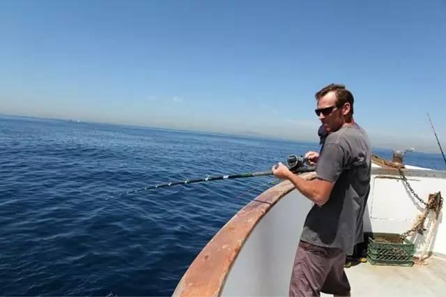 釣魚高手 兩個青年帶著村民殷切的希望出發了！！