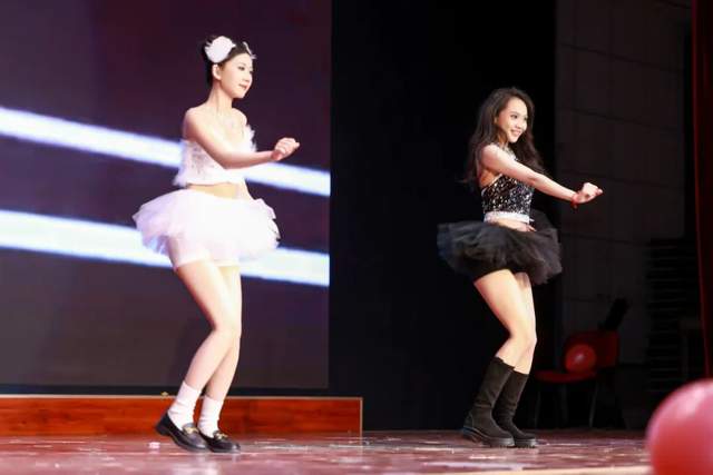 （傳奇）姪女劇院大廳的“五彩云霞空中飄”