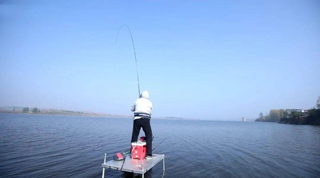 陰天釣魚_釣魚陰天看不清漂用什么眼鏡_釣魚陰天釣什么地方
