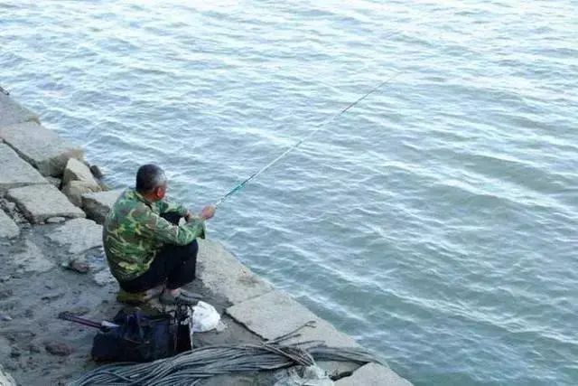 水庫釣鯽魚的正確方法與技巧_釣水庫鯽魚技巧正確方法圖片_釣水庫鯽魚技巧正確方法圖解