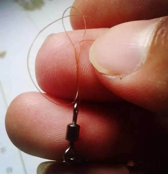 怎樣用綁魚鉤器視頻_魚鉤連接器的綁法視頻教程_綁魚鉤器方法